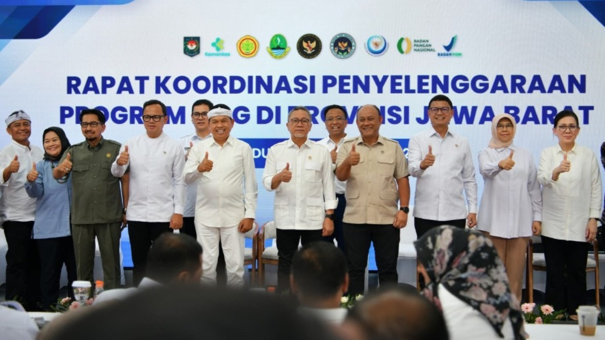 Gubernur Jawa Barat Dedi Mulyadi berfoto bersama saat menghadiri rapat koordinasi program MBG di Gedung Sate.