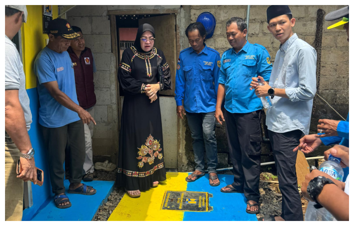Anggota DPRD Kabupaten Bogor, Heri Gunawan saat menyalurkan bantuan Sanitasi Berbasis Masyarakat (Sanimas) untuk warga Pamijahan.