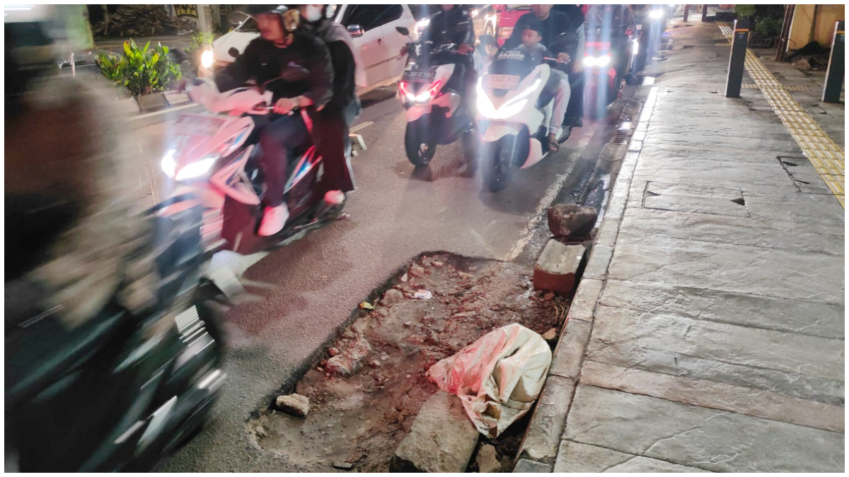 Kondisi bekas galian di Jalan Kartini Kota Depok.