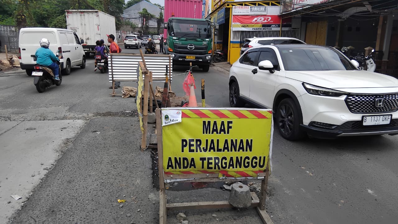 Proyek perbaikan Jembatan Jalan Raya Transyogi, Kecamatan Cileungsi, Kabupaten Bogor yang tak kunjung usai.