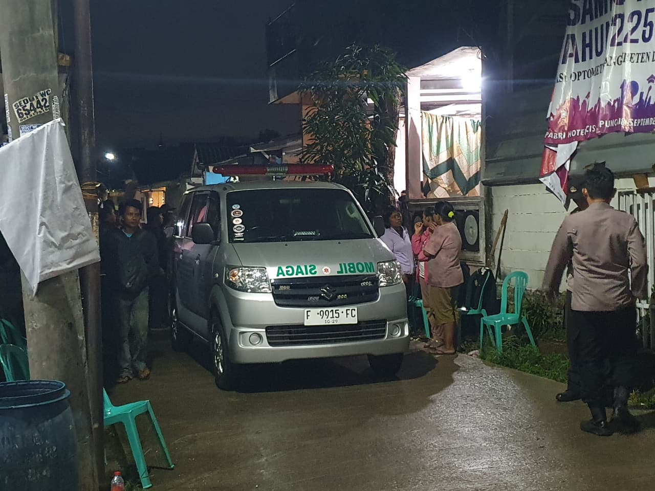 Kediaman korban saat polisi melakukan evakuasi jenazah pria 28 tahun di Kelurahan Nanggewer, Kecamatan Cibinong, Kabupaten Bogor.