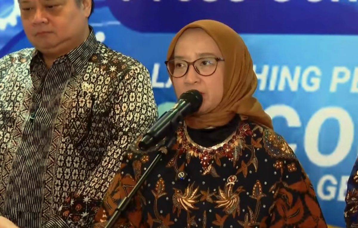 MenPANRB, Rini Widyantini saat memberikan keterangan terkait kerja ASN kepada wartawan.