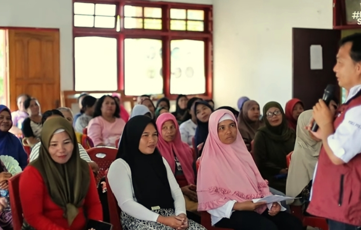 Para penerima Bansos sedang mendapatkan pengarahan petugas.