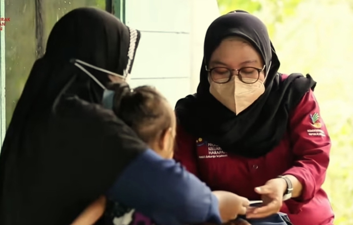 Pendataan penerima Bansos oleh petugas.