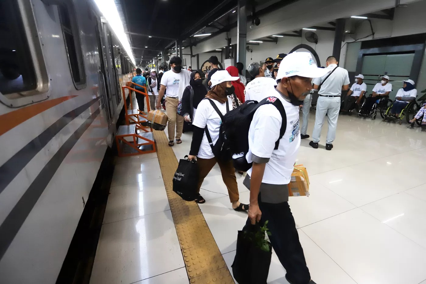ILUSTRASI: Penumpang turun dari kereta di Stasiun Jatinegara.