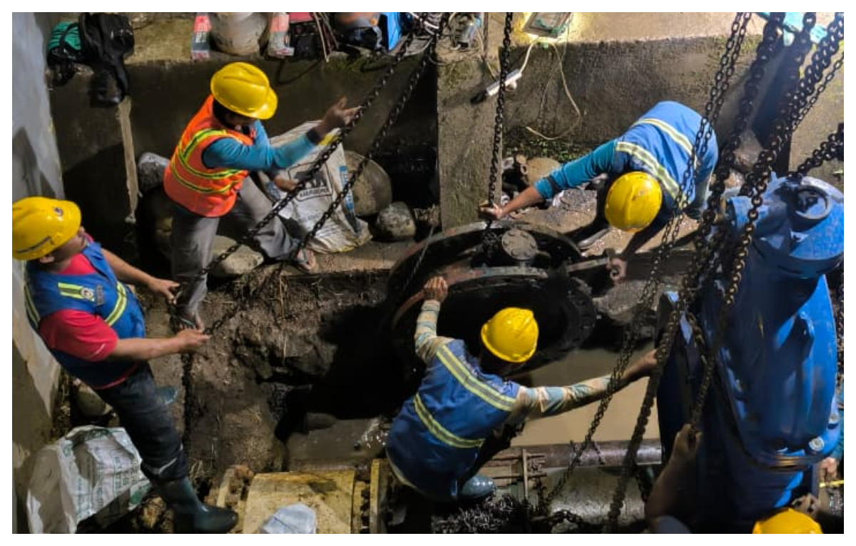 Petagas Perumda Tirta Pakuan Kota Bogor, saat melakukan pekerjaan teknis penggantian Stop Valve diameter 700 mm di Intake Pasir Angin, Kamis 18 Desember 2025.