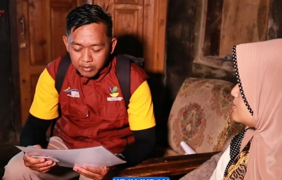 Petugas melakukan pemeriksaan data penerima Bansos.