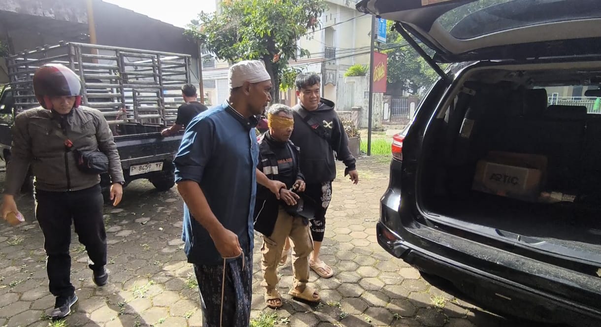 Kapolsek Cileungsi, Kompol Edison dengan penyamarannya saat meringkus pelaku di kediamannya di Cianjur.