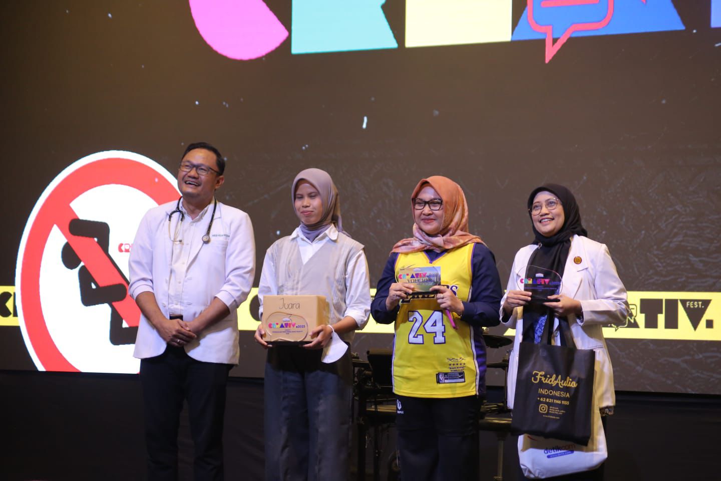 PLT Direktur RSUD Kota Bogor (Kanan) saat menerima penghargaan.