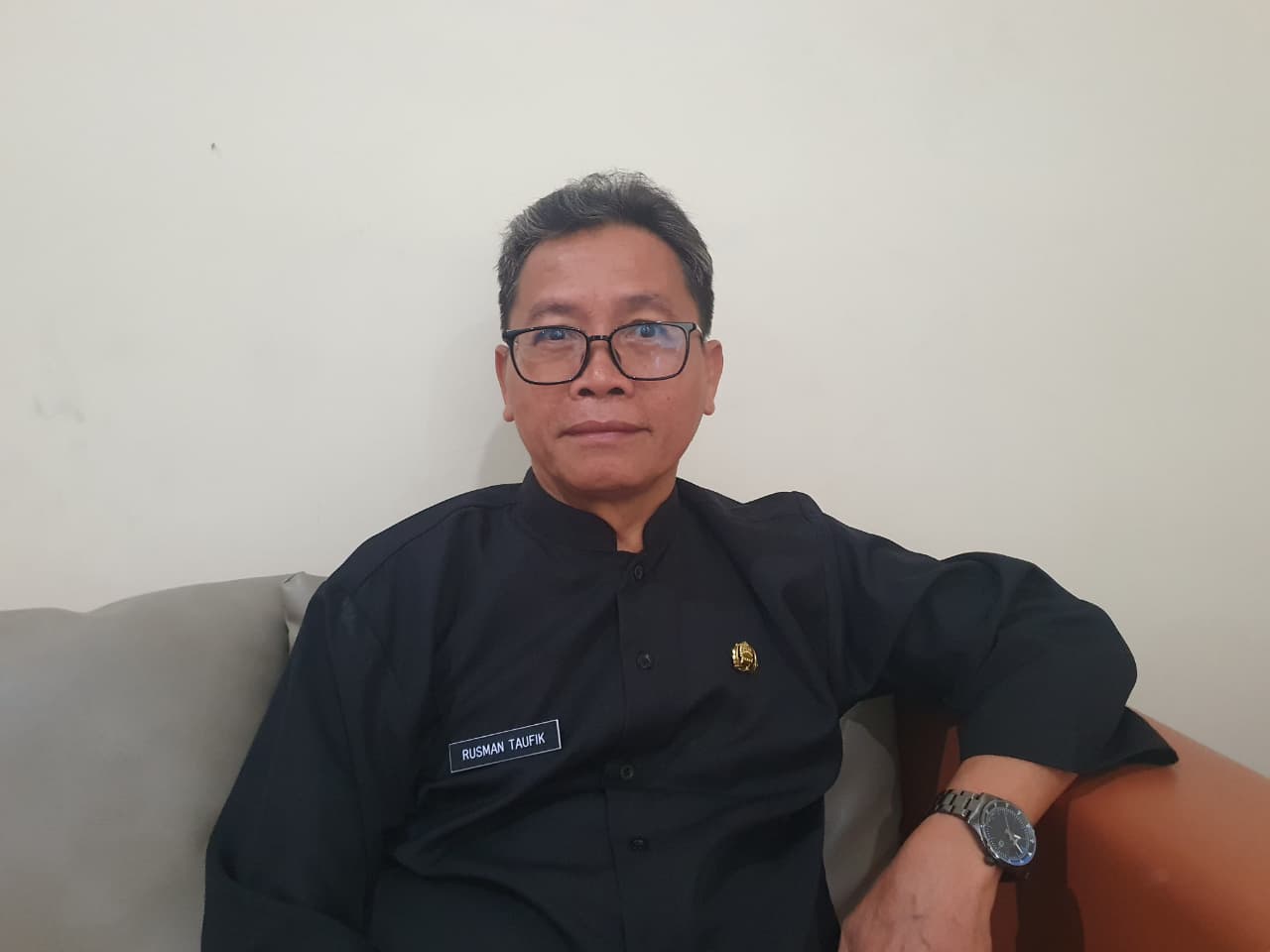 Plt Sekdis DP3AP2KB Kabupaten Bogor, Rusman Taufik saat dimintai keterangan.