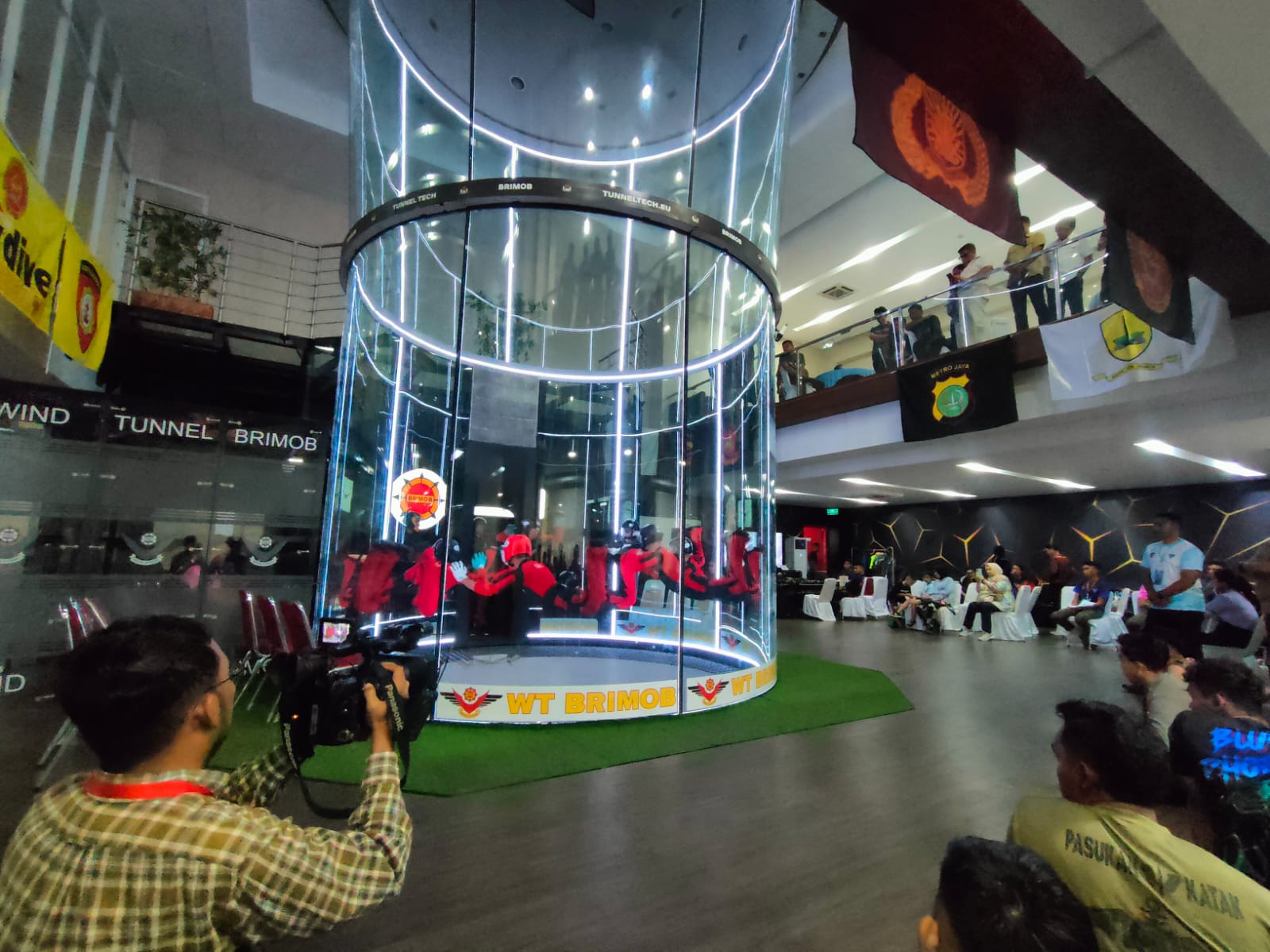 Suasana kejurnas Skydiving Indoor yang berlangsung di fasilitas Wind Tunnel Korps Brimob.