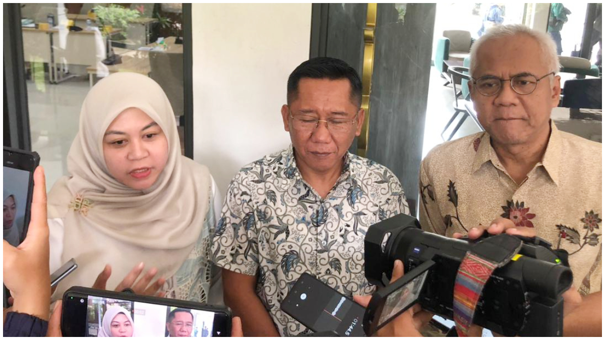 Ketum Tim Peneliti IPB (Kanan) dan Sekretaris Perumda Tirta Pakuan (Tengah) saat dimintai keterangan.