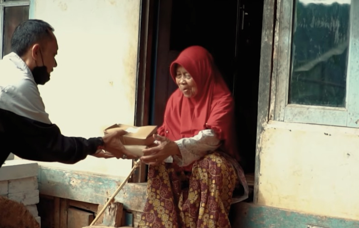 Warga miskin menerima bantuan.