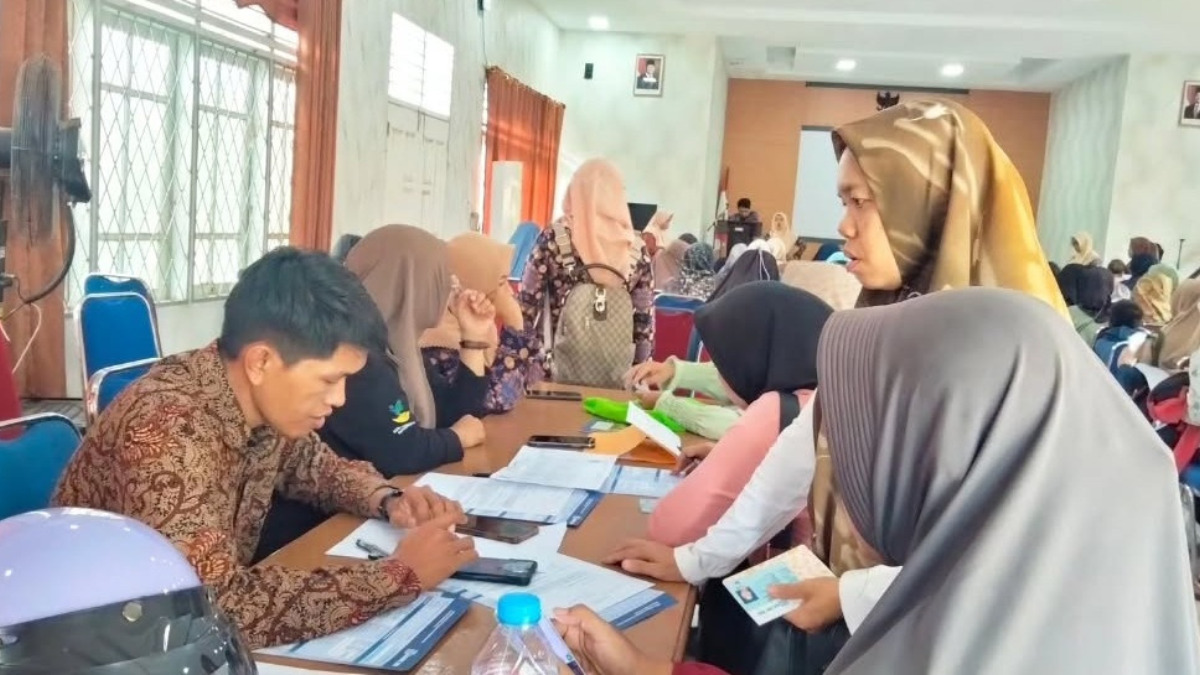 Ilustrasi: Penyaluran bantuan sosial (bansos) kepada para penerima manfaat atau KPM.