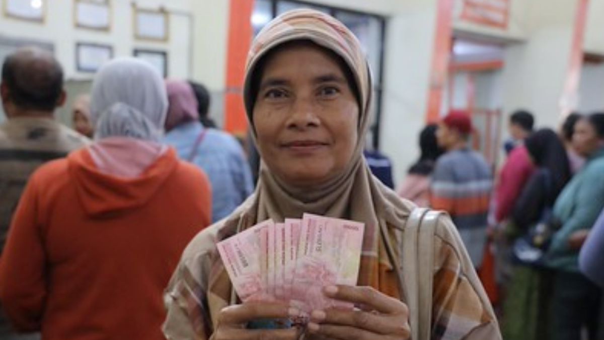 Ilustrasi: Penyaluran bantuan sosial (bansos) kepada para penerima manfaat atau KPM