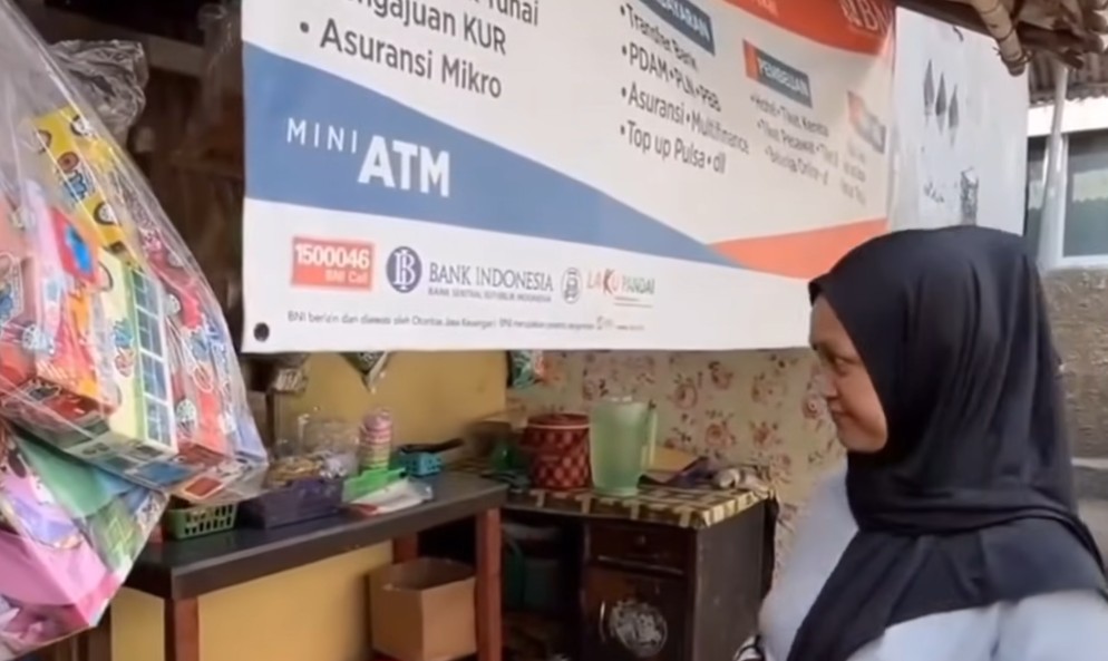 Ilustrasi KPM akan mencairkan saldo bansos yang masuk ke rekening KKS