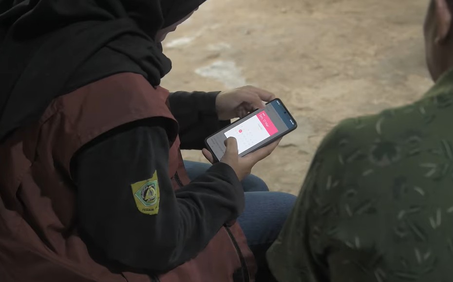 Ilustrasi pengecekan status pencairan bansos reguler dan bantuan tambahan PIP