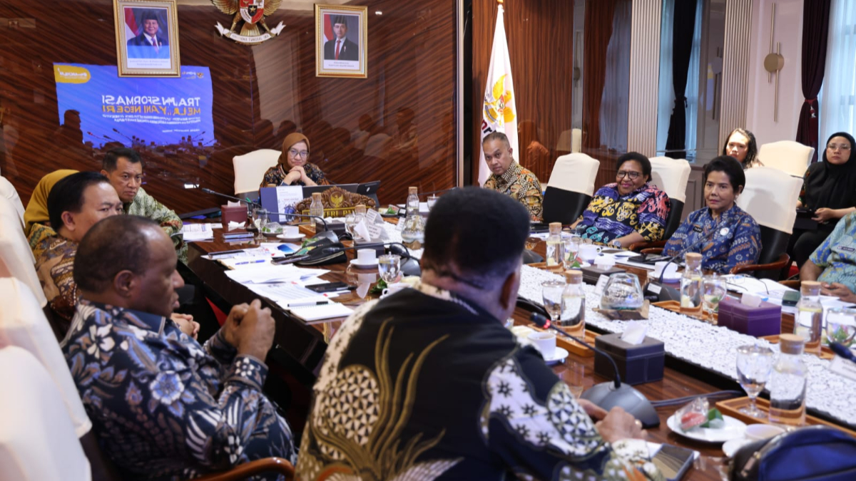 Menteri PANRB Rini Widyantini saat menerima audiensi Ketua dan Anggota Komite Eksekutif Percepatan Pembangunan Otonomi Khusus Papua di Kantor Kementerian PANRB.
