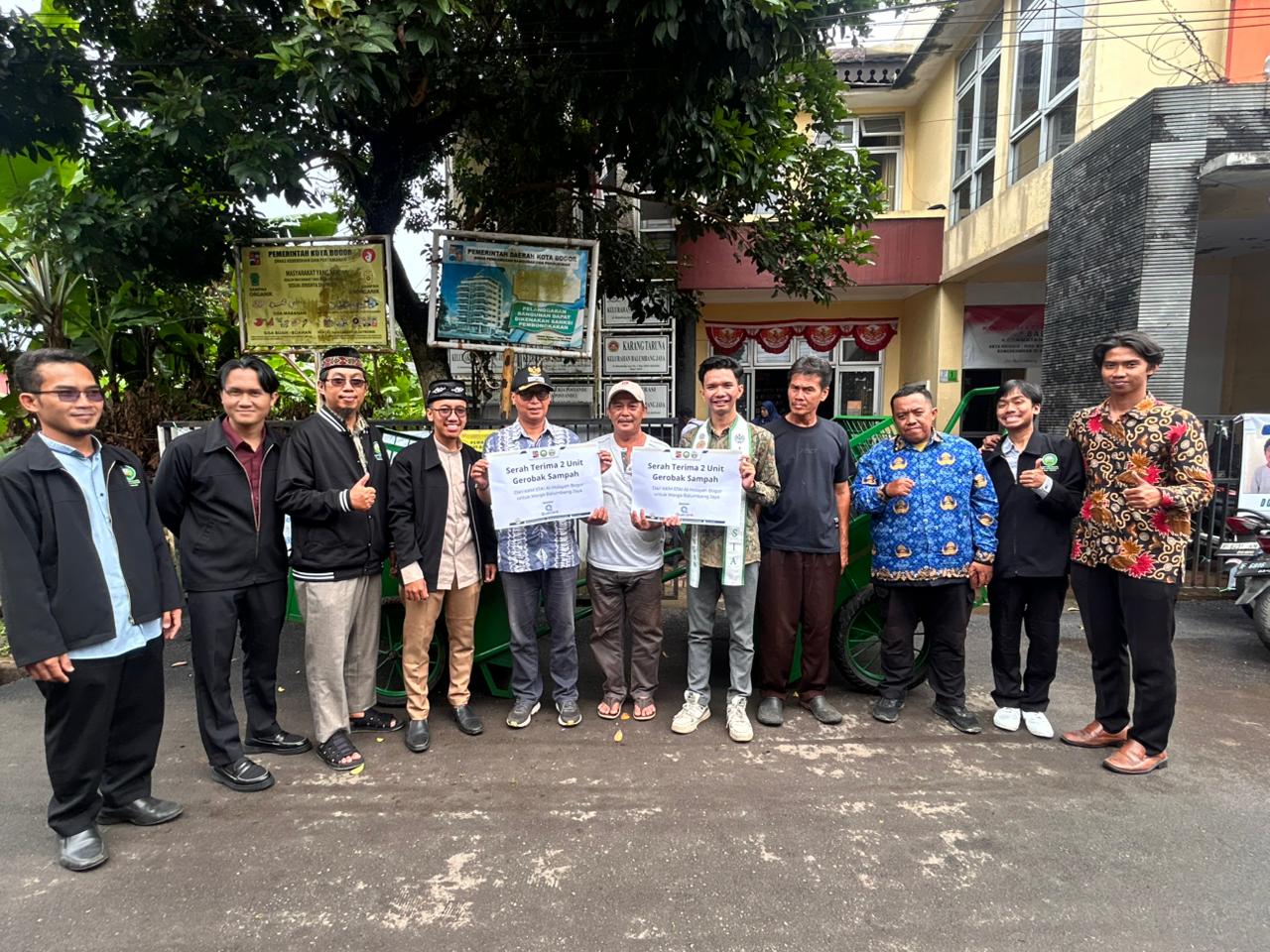 Penyerahan simbolis bantuan gerobak sampah oleh Mahasiswa KKM STAI Al Hidayah Bogor kepada warga Balumbang Jaya, Kota Bogor.