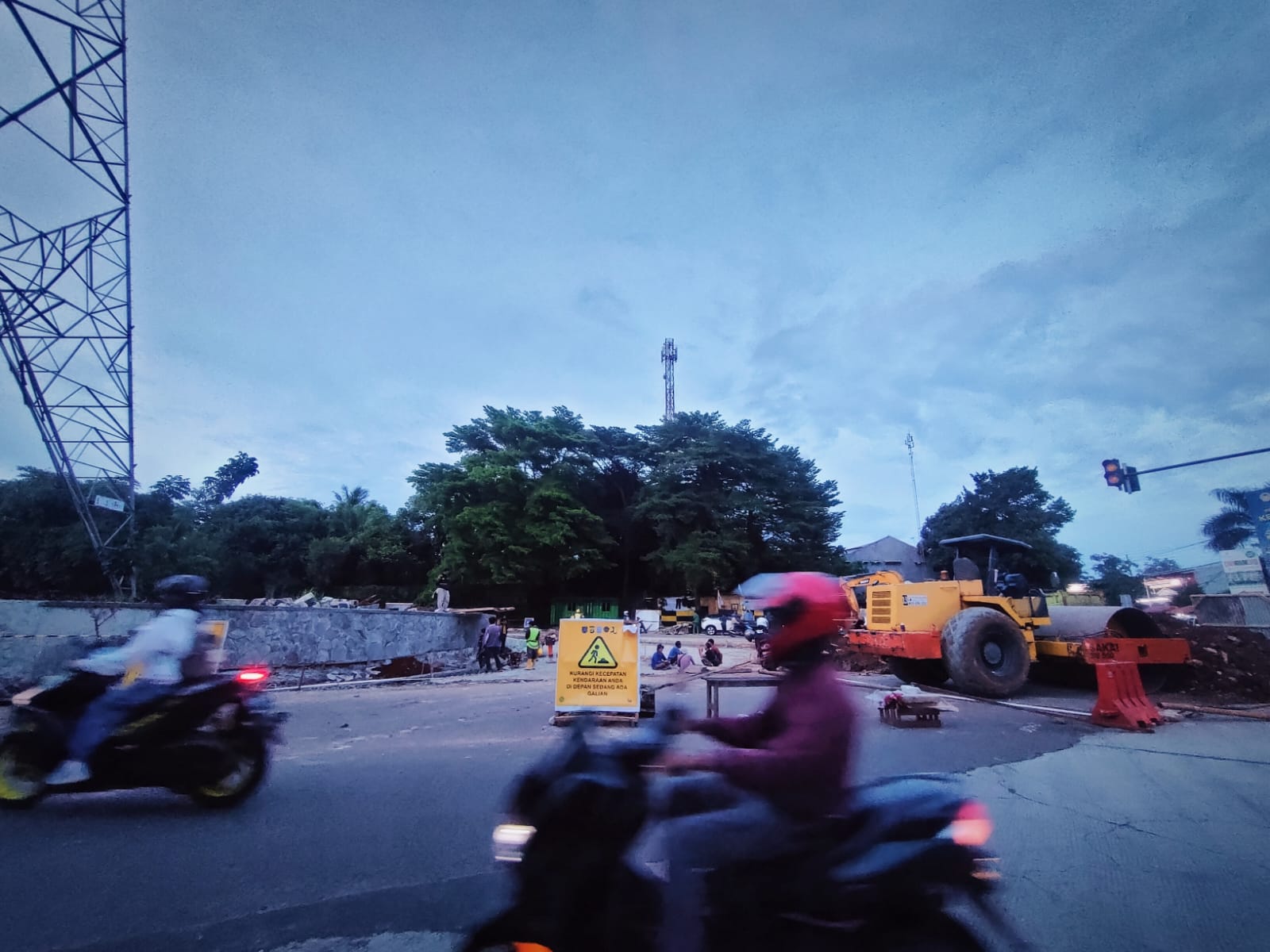 Kondisi arus lalulintas di persimpangan Jalan antara Grand Depok City (GDC), Jalan Kalimulya dan Jalan KSU, Kota Depok.
