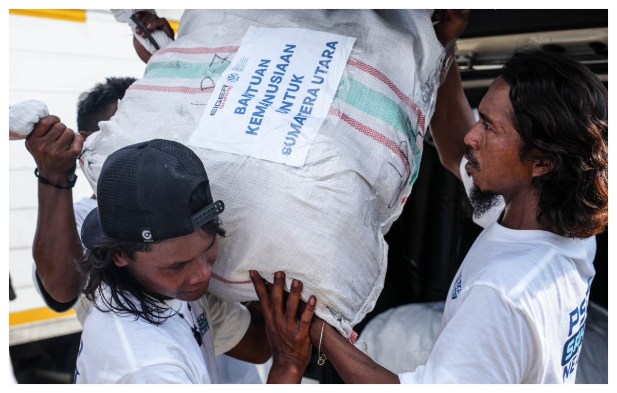 EIGER Adventure melalui kampanye EIGER Share menyalurkan sekitar 5 ton bantuan pakaian baru untuk korban banjir dan longsor di Sumatera.