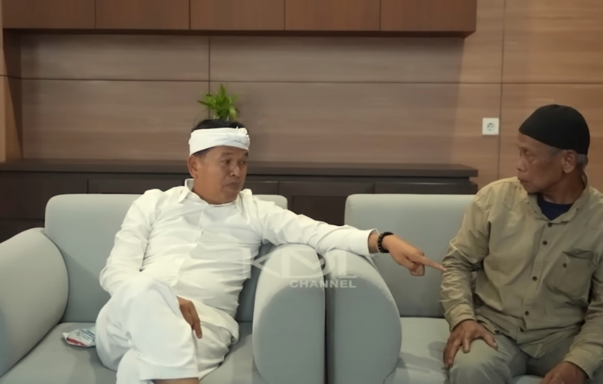 Gubernur Jawa Barat, Dedi Mulyadi menawari&nbsp;Ki Imang menebang pohon Rasamala di Gunung Salak Kabupaten Bogor.