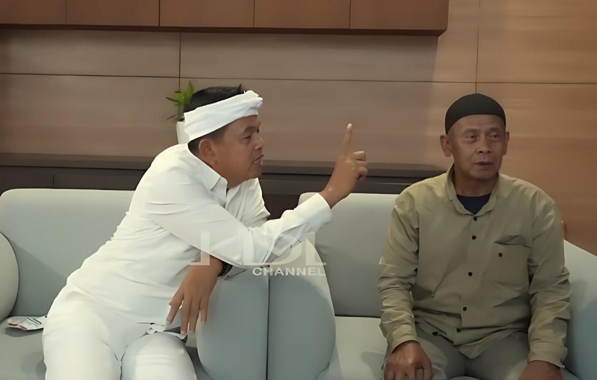 Gubernur Jawa Barat, Dedi Mulyadi merayu Ki Imang agar menebang pohon Rasamala di Gunung Salak Kabupaten Bogor.