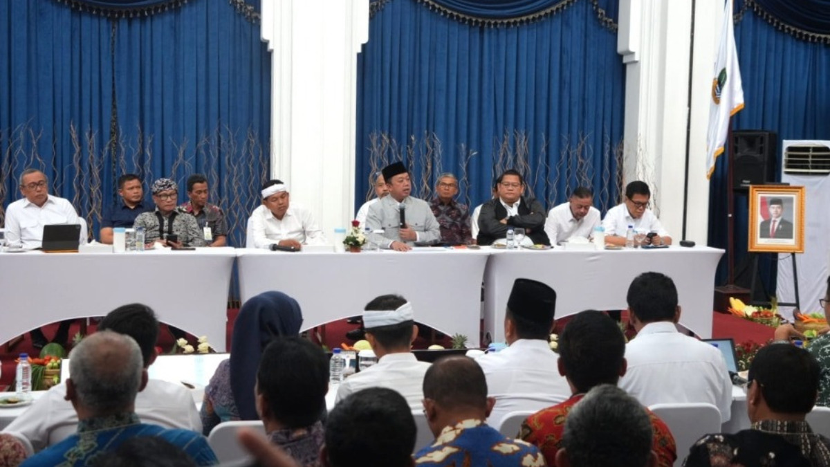Gubernur Jawa Barat Dedi Mulyadi saat Rapat Koordinasi Tata Ruang dan Pertanahan di Gedung Sate, mencegah bencana.