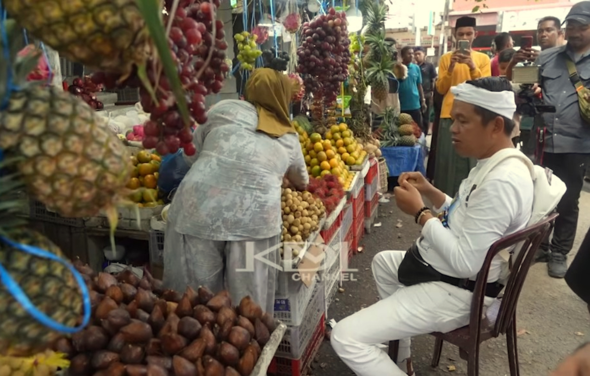 Gubernur Jawa Barat, Dedi Mulyadi saat memborong buah di Aceh.
