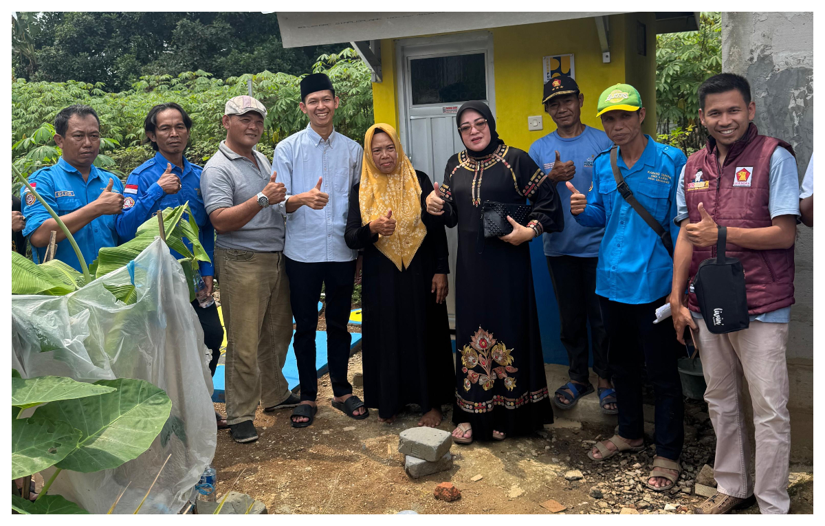 Bersama Anggota DPRD Kabupaten Bogor, Heri Gunawan, anggota DPR Marlyn Maisarah memberikan bantuan Sanitasi Berbasis Masyarakat (Sanimas) untuk warga Kabupaten Bogor.