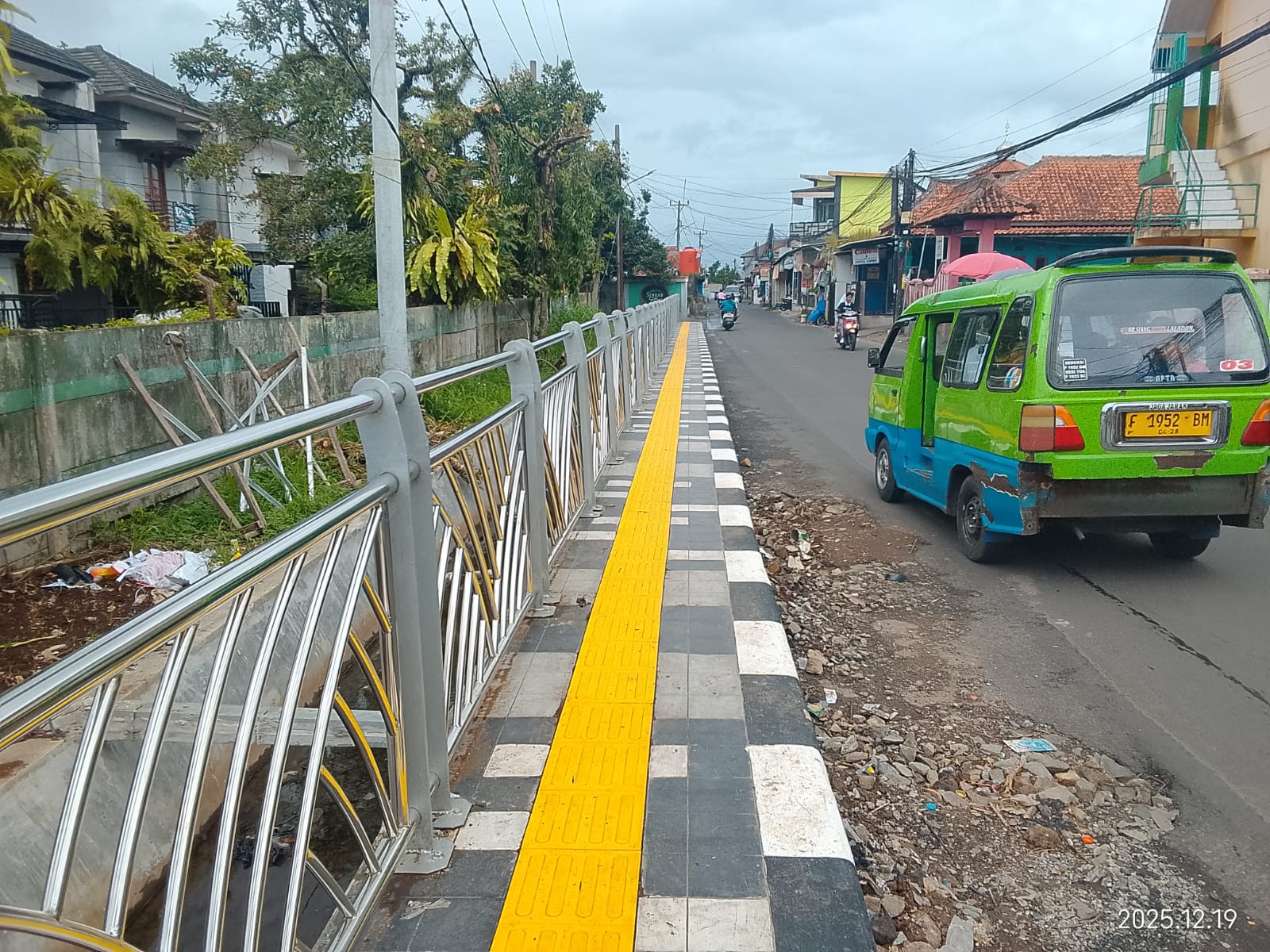 Proyek trotoar di Jalan HM Syarifudin, Sindang Barang, Kota Bogor.