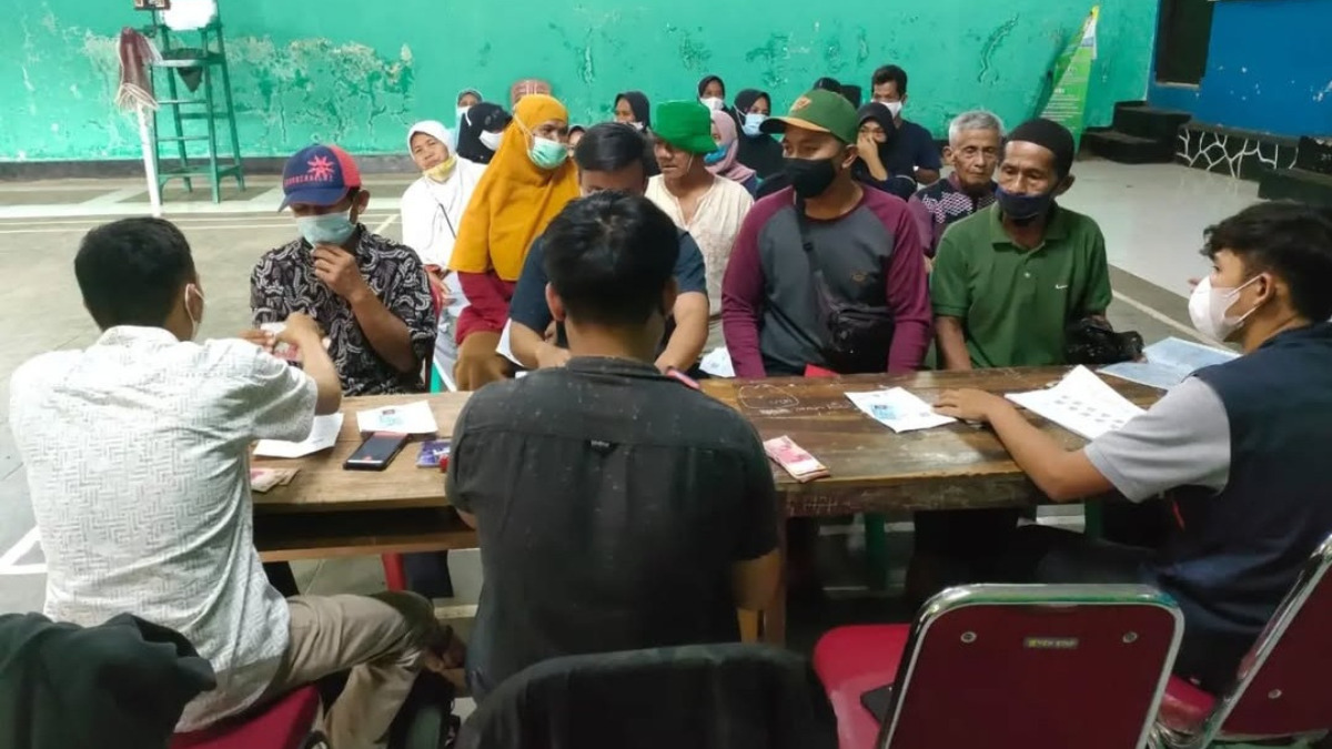 Ilustrasi antrian pengambilan dana bansos