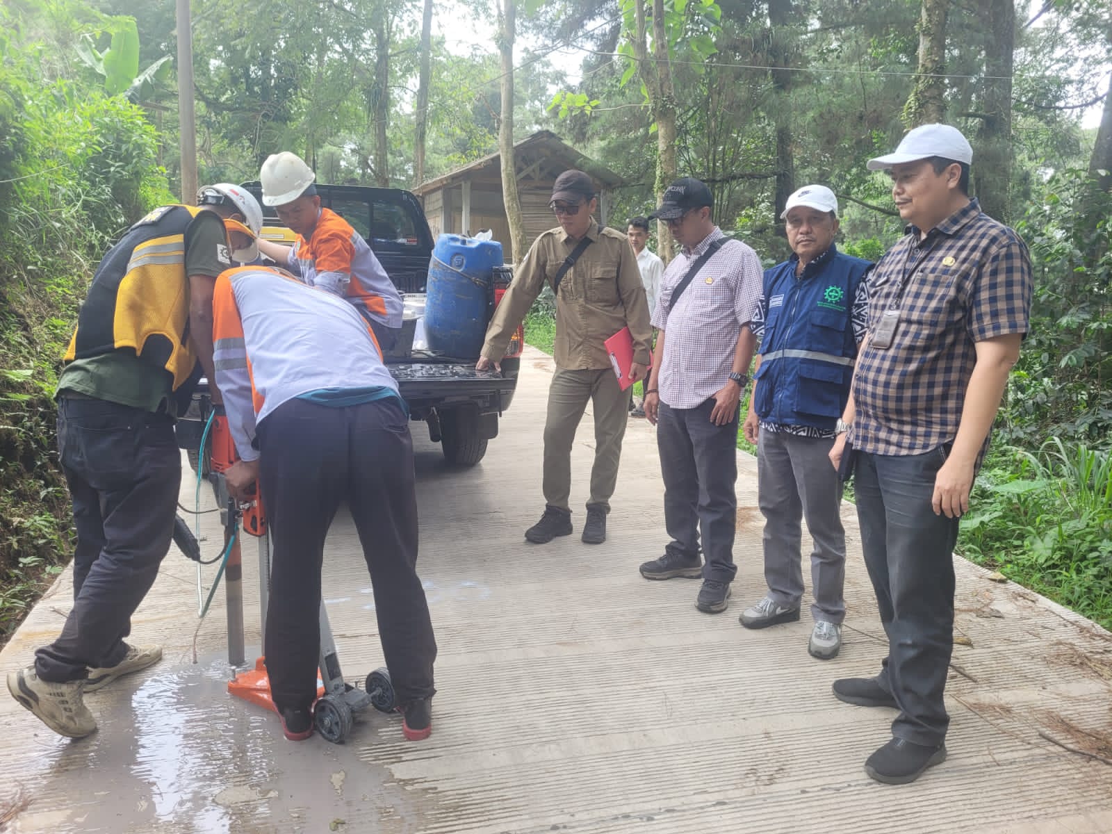 Tim dari Badan Pemeriksa Keuangan (BPK) saat mengecek hasil pembangunan Jalan Cipayung Megamendung, Kabupaten Bogor.