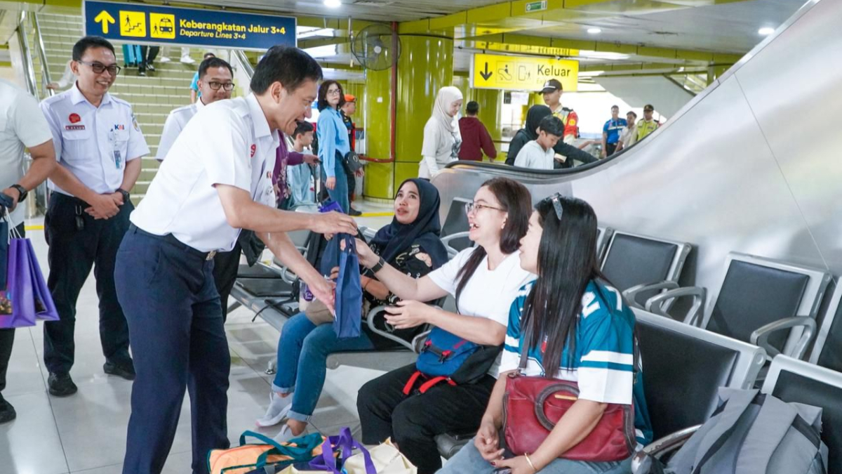 Direktur Utama PT Kereta Api Indonesia (Persero), Bobby Rasyidin, melakukan  tinjauan ke sejumlah stasiun pada momen libur Natal dan Tahun Baru (Nataru).