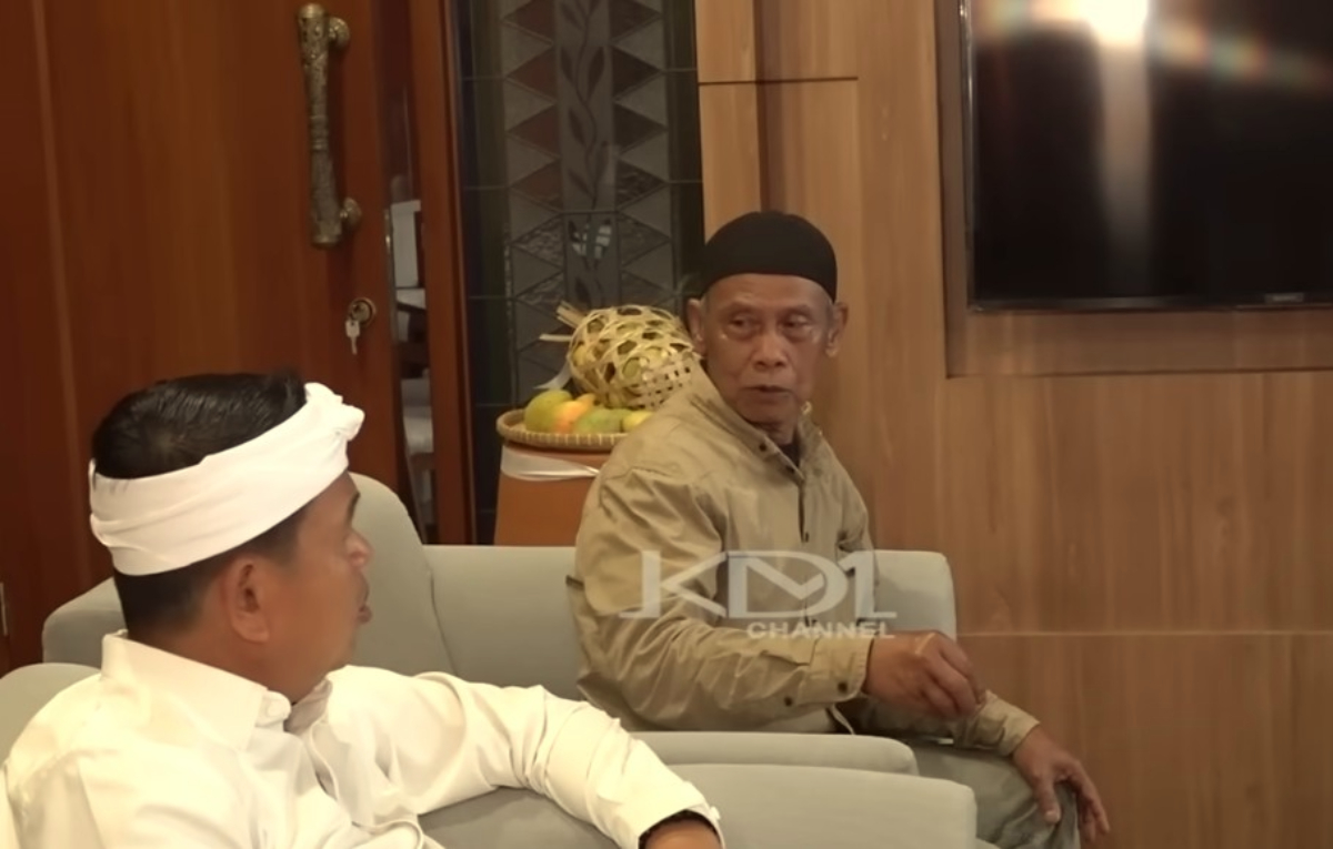 Ki Imang menjelaskan pentingnya menanam pohon di Gunung Salak Kabupaten Bogor kepada Gubernur Jawa Barat, Dedi Mulyadi.