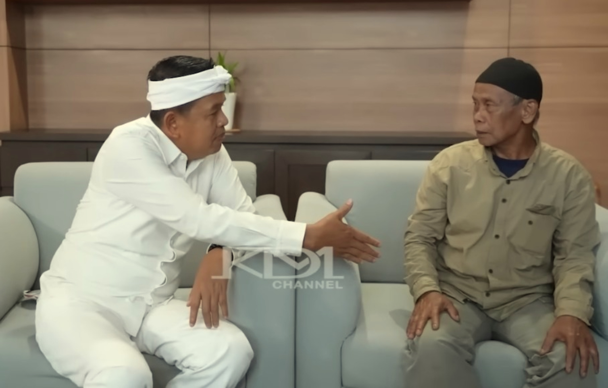 Ki Imang saat menolak bersalaman dengan Gubernur Jawa Barat, Dedi Mulyadi.