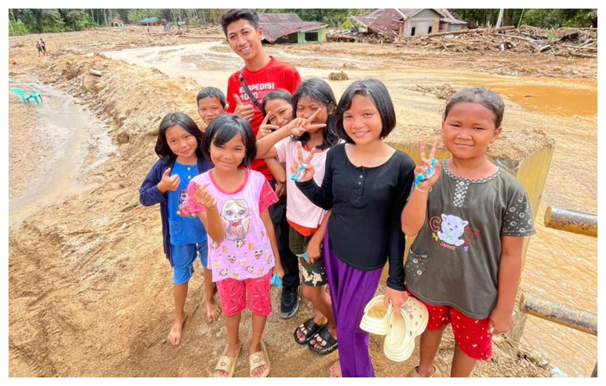 Anak-anak korban banjir bandang di Botangtoru, Tapanuli Tengah, Sumatera Utara.