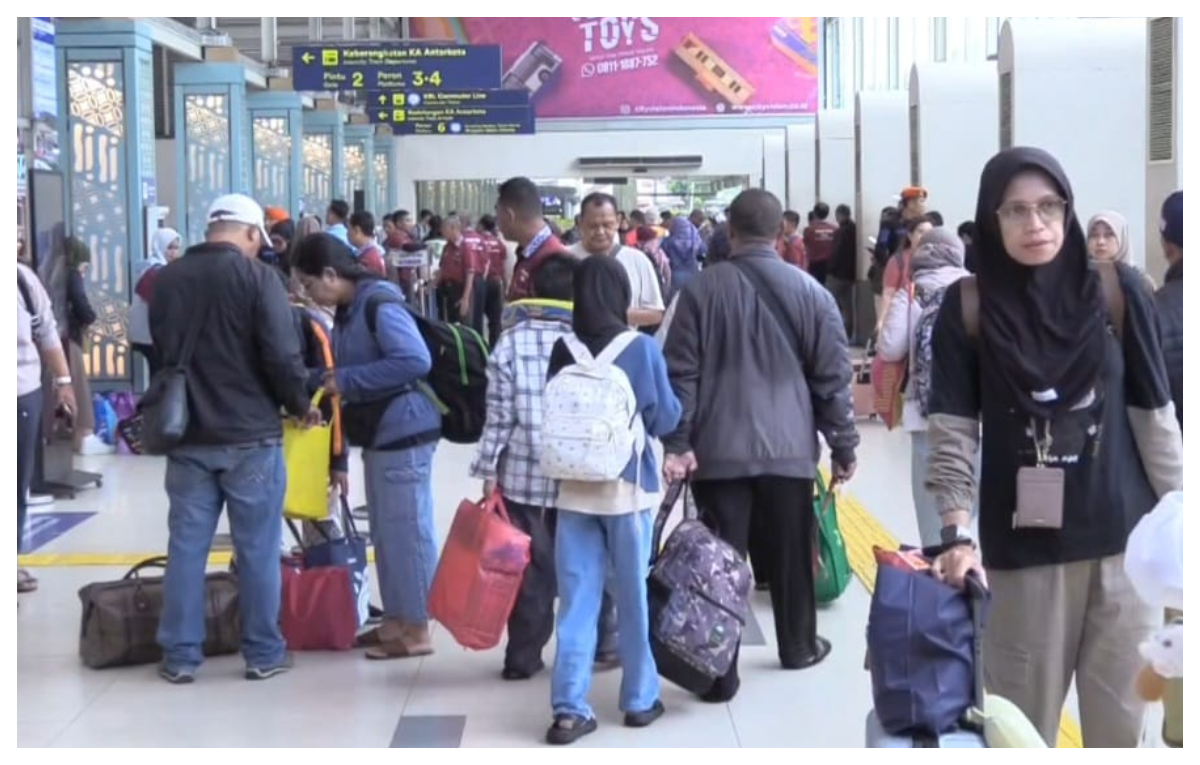 Kepadatan penumoang kereta di momen libur Nataru 2025.