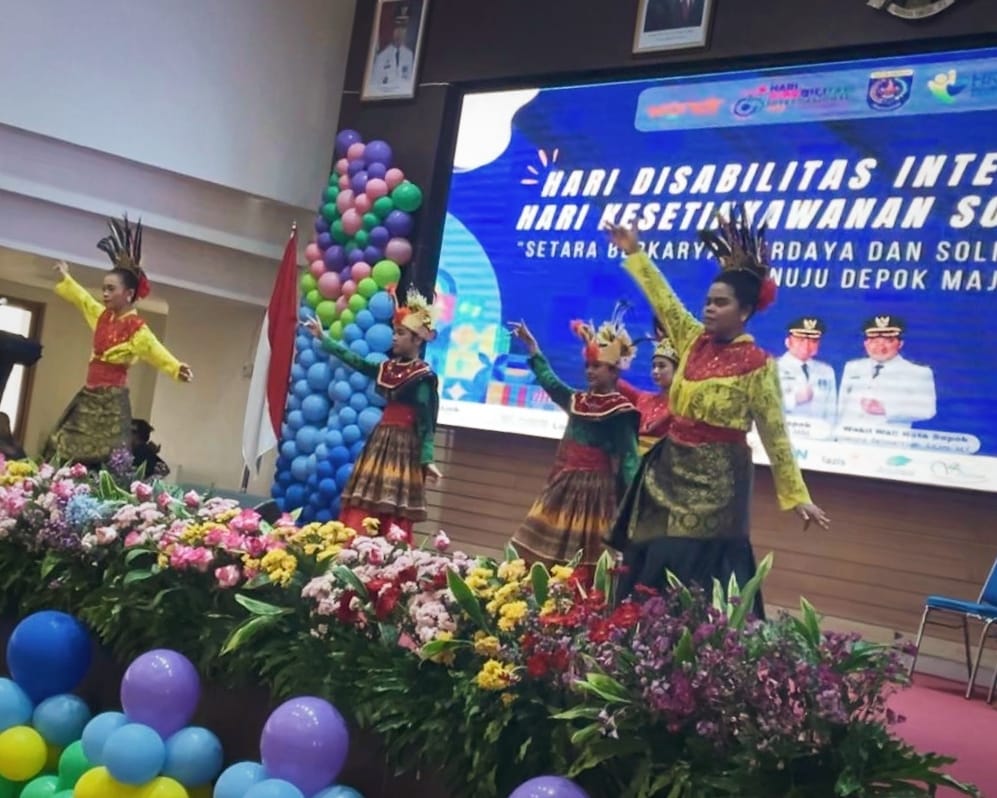 Anak istimewa Depok tampilkan tarian dalam acara hari disabilitas internasional di Depok kamis 18 November 2025.