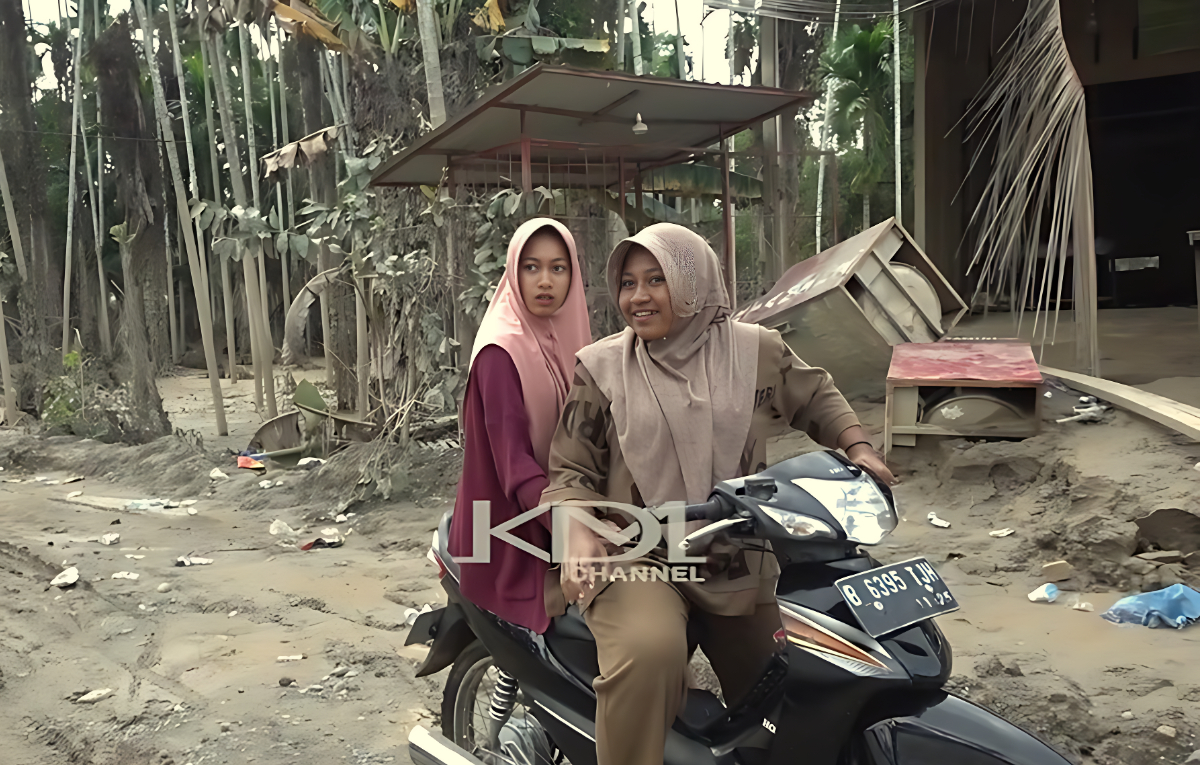 Warga terkejut saat Gubernur Jawa Barat Dedi Mulyadi membagikan uang di kawasan Aceh.