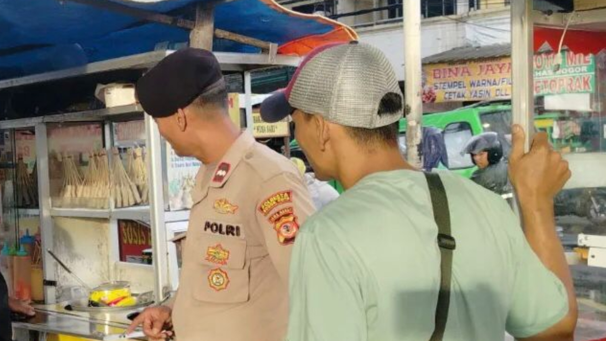 Personel Polsek Bogor Tengah menelusuri dugaan pungli di Alun-alun Kota Bogor.