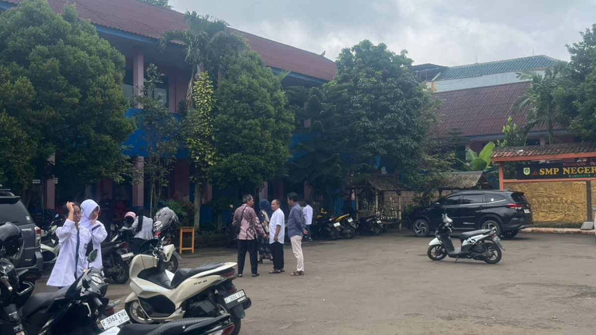 Suasana pengambilan rapor oleh ayah di salah satu SMP di Ciawi Kabupaten Bogor.