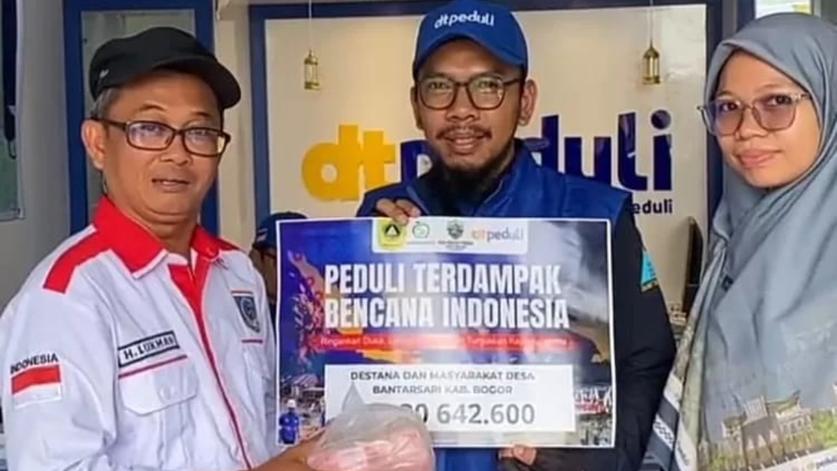 Kepala Desa Bantarsari Lukmanul Hakim saat memberikan simbolis bantuan kepala DT Peduli untuk korban bencana Aceh.