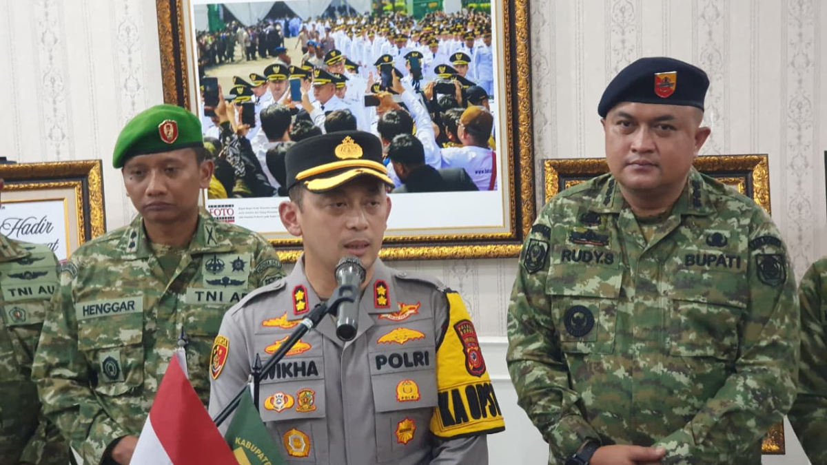 &lrm;Kapolres Bogor AKBP Wikha Ardilestanto saat menyampaikan keterangan usai&nbsp;gelar pasukan operasi lilin pelayanan Natal dan Tahun Baru Polres Bogor di Lapangan Tegar Beriman, Cibinong, Kabupaten Bogor.