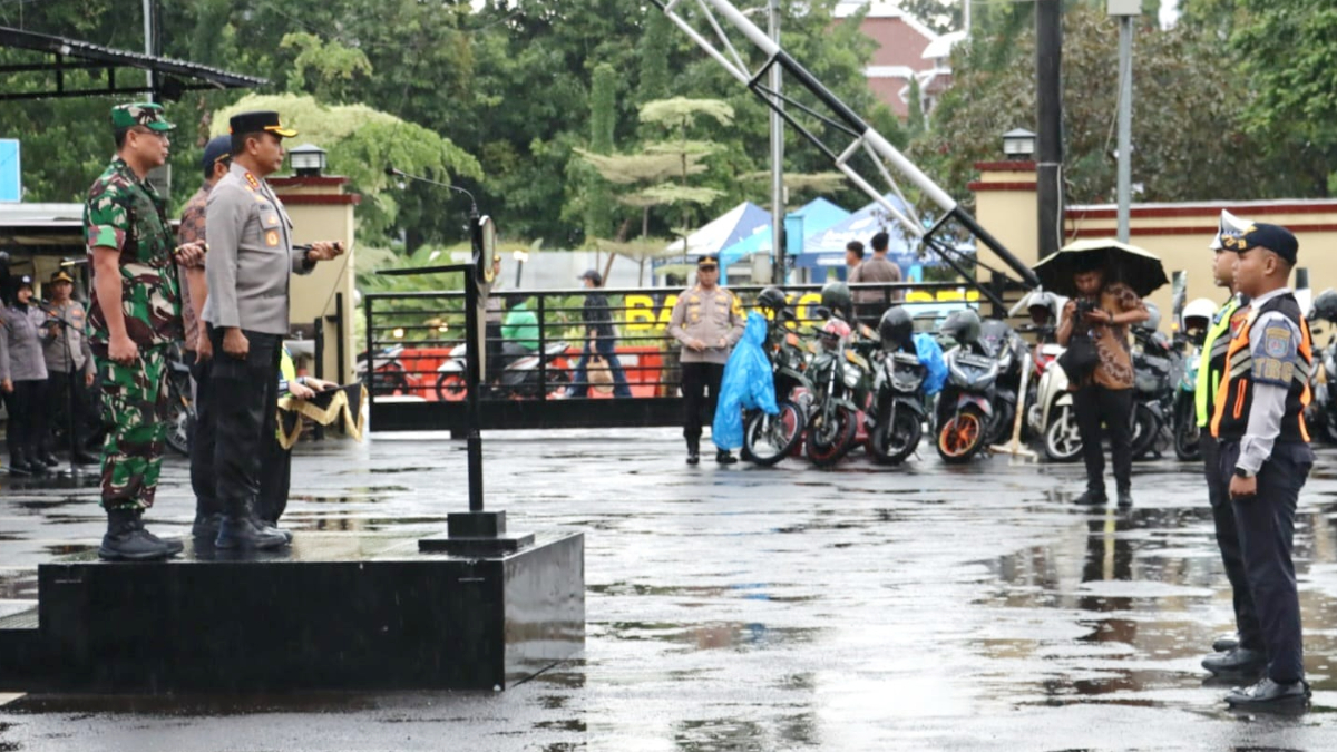 Apel gelar pasukan Operasi Lilin Jaya 2025 digelar di Mapolres Metro Depok Jumat, 19 Desember 2025.