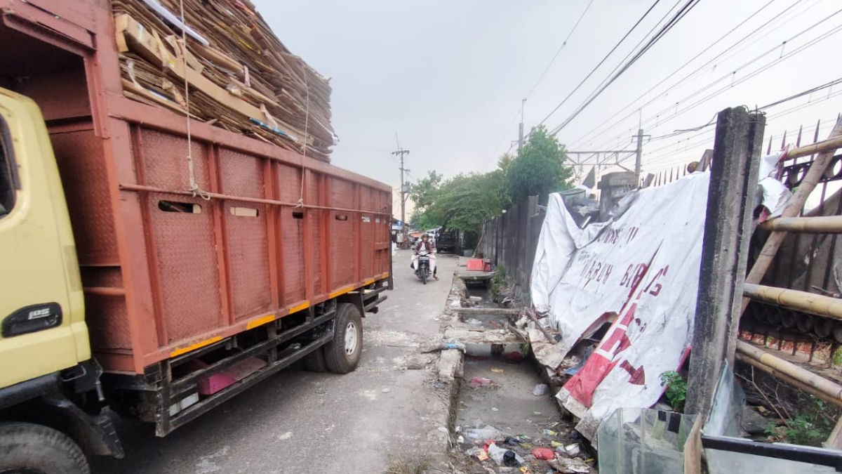 Truk saat melintas di Jalan Kemiri Muka, Kota Depok.