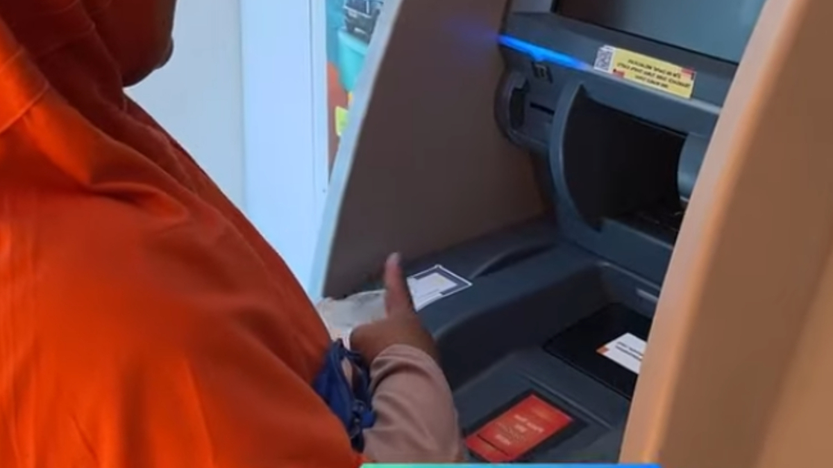 Ilustrasi KPM yang melakukan penarikan dana bansos di mesin ATM