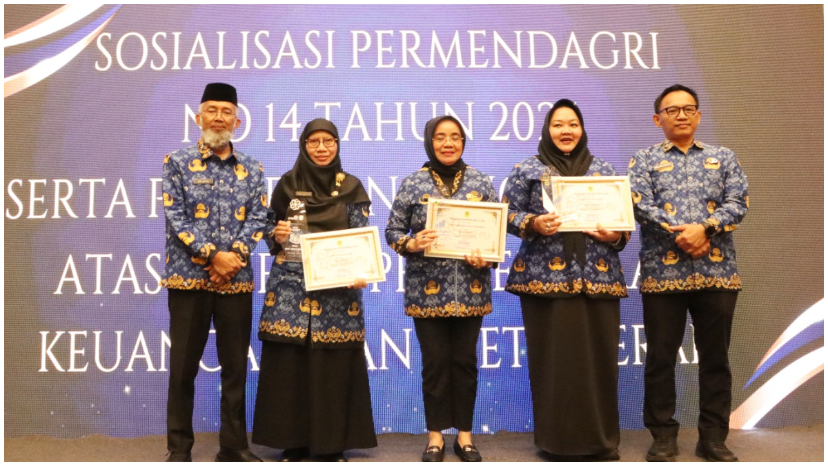 RSUD R Moh Noh Nur saat menerima apresiasi Kinerja Terbaik dalam Pengelolaan Keuangan dan Aset Daerah Tahun 2025.
