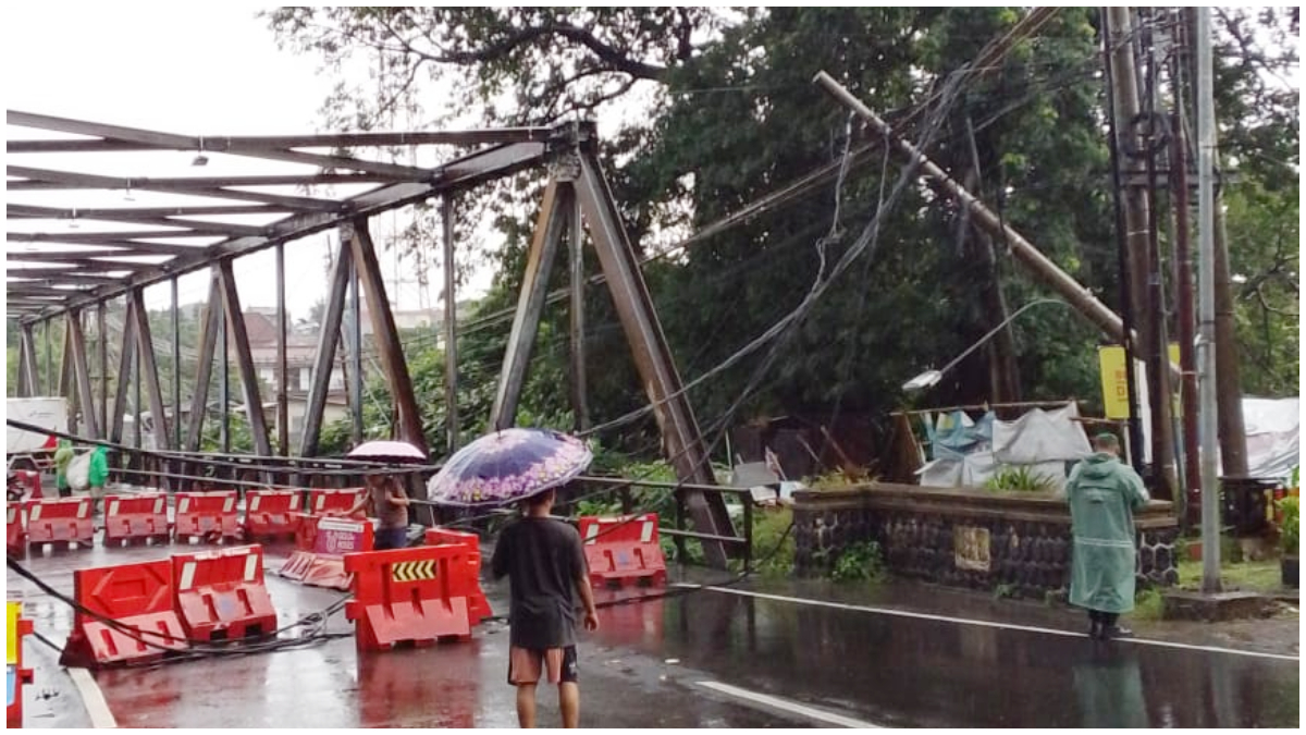 Kondisi tiang kabel di Jalan RE Martadinata, arah Flyover Pondok Rumput yang roboh.