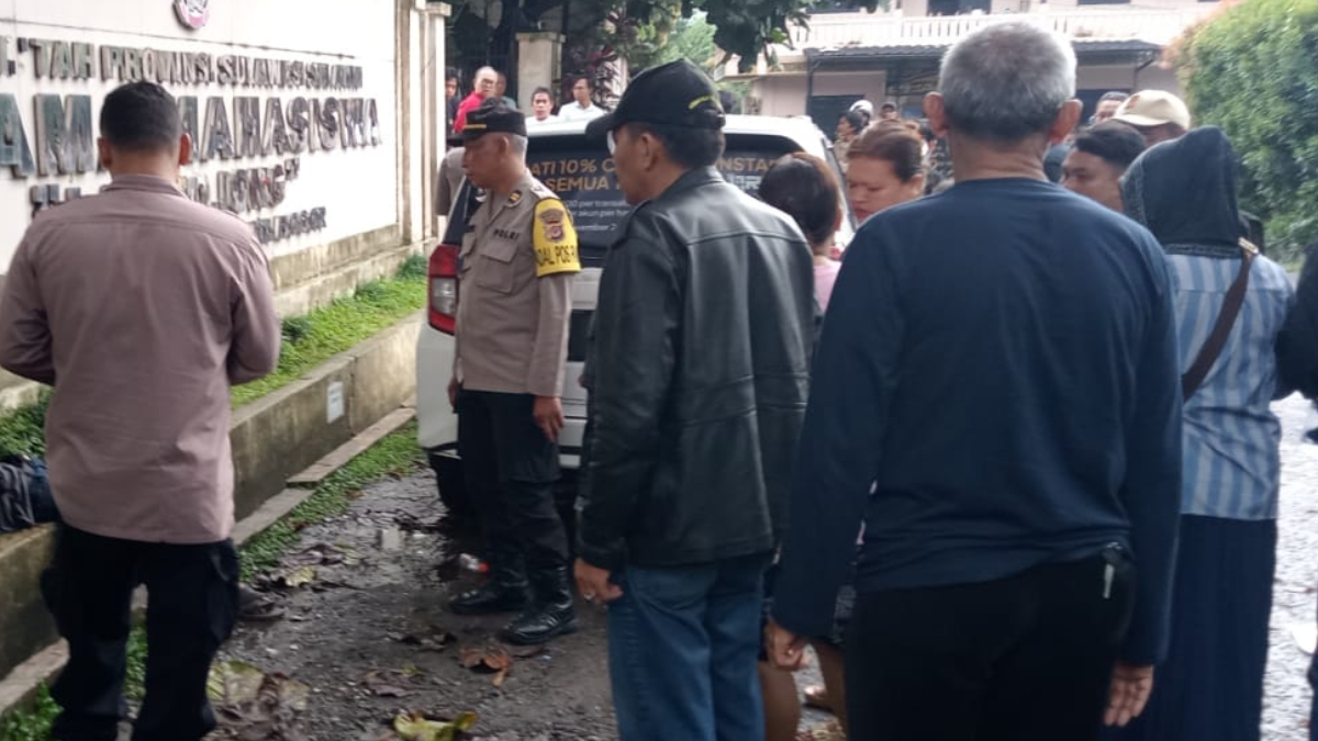 Seorang pria ditemukan meninggal dunia di depan Asrama Mahasiswa Latimojong di Jalan Semboja, Kelurahan Kebon Kelapa, Kecamatan Bogor Tengah, Kota Bogor.